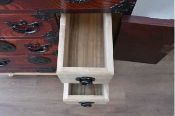 中古　美品　岩谷堂箪笥　迫力ある木目と重厚な金具が映える小箪笥　(R-085354)