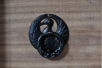 中古　美品　岩谷堂箪笥　迫力ある木目と重厚な金具が映える小箪笥　(R-085354)