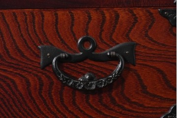 中古　美品　岩谷堂箪笥　迫力ある木目と重厚な金具が映える小箪笥　(R-085354)