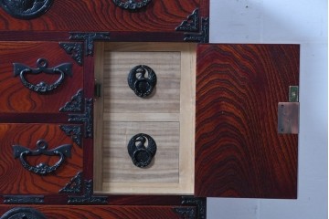 中古　美品　岩谷堂箪笥　迫力ある木目と重厚な金具が映える小箪笥　(R-085354)