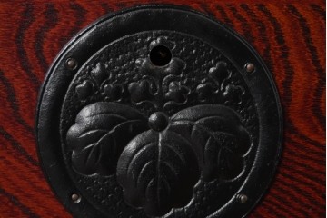 中古　美品　岩谷堂箪笥　迫力ある木目と重厚な金具が映える小箪笥　(R-085354)