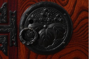 中古　美品　岩谷堂箪笥　迫力ある木目と重厚な金具が映える小箪笥　(R-085354)