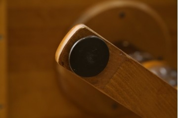 中古　美品　飛騨産業　キツツキ　穂高シリーズ　挽物装飾が映えるダイニングテーブル　(R-085356)