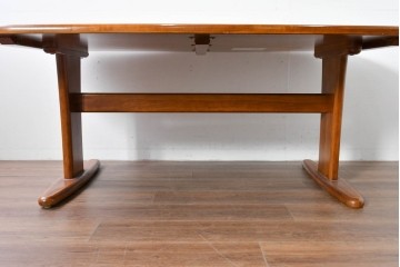 和製ヴィンテージ　KASHIWA(柏木工)　丸みのある天板が優しい表情を添えるダイニングテーブル　(R-085358)