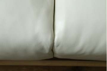 中古　IDC大塚家具取り扱い　Elba(エルバイタリア)　フォーエバーヤング　やわらかな質感とボリューム感が心地よい2人掛けソファ　定価約110万円　(R-085359)