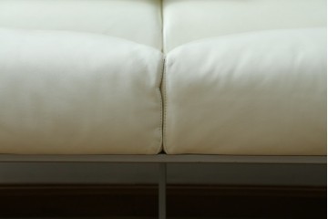 中古　IDC大塚家具取り扱い　Elba(エルバイタリア)　フォーエバーヤング　やわらかな質感とボリューム感が心地よい2人掛けソファ　定価約110万円　(R-085359)