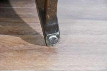 イギリスヴィンテージ　ERCOL(アーコール)　Old Colonial(オールドコロニアル)　英国らしい重厚デザインが魅力のイージーチェア　(R-085363)