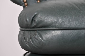 中古　展示品　超美品　ホワイトハウス御用達　アメリカ高級家具　ハンコックアンドムーア(Hancock&Moore)　クラシカルな3人掛けレザーソファ　定価約120万円相当　(R-085368)