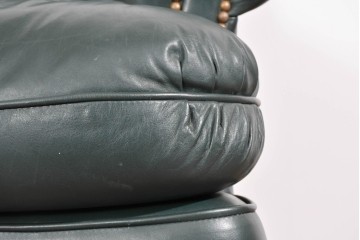 中古　展示品　超美品　ホワイトハウス御用達　アメリカ高級家具　ハンコックアンドムーア(Hancock&Moore)　クラシカルな3人掛けレザーソファ　定価約120万円相当　(R-085368)