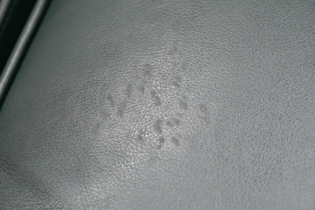 中古　展示品　超美品　ホワイトハウス御用達　アメリカ高級家具　ハンコックアンドムーア(Hancock&Moore)　クラシカルな3人掛けレザーソファ　定価約120万円　(R-085368)