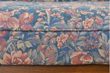 中古　美品　三越家具(現カントリーハウス)　Brugge(ブルージュ)　クラシカルな花柄張地が目を引く2人掛けソファ　定価約35万円　(R-085370)