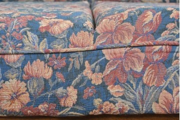 中古　美品　三越家具(現カントリーハウス)　Brugge(ブルージュ)　クラシカルな花柄張地が目を引く2人掛けソファ　定価約35万円　(R-085370)