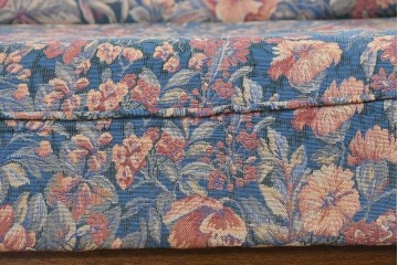 中古　美品　三越家具(現カントリーハウス)　Brugge(ブルージュ)　クラシカルな花柄張地が目を引く2人掛けソファ　定価約35万円　(R-085370)