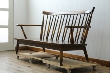 中古　美品　希少なナガノインテリア　タモ材　すっきりとしたスポーク背のウィンザーベンチ　(R-085371)