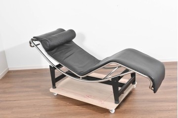 ヴィンテージ　美品　リプロダクト品　Le Corbusier(ル・コルビュジエ)デザイン　LC4　本革　スタイリッシュなデザインのシェーズロング　(R-085373)