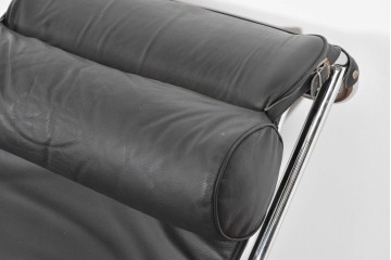 ヴィンテージ　美品　リプロダクト品　Le Corbusier(ル・コルビュジエ)デザイン　LC4　本革　スタイリッシュなデザインのシェーズロング　(R-085373)