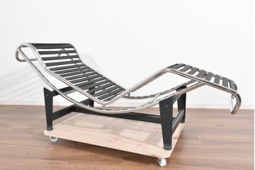 ヴィンテージ　美品　リプロダクト品　Le Corbusier(ル・コルビュジエ)デザイン　LC4　本革　スタイリッシュなデザインのシェーズロング　(R-085373)