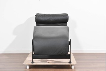 ヴィンテージ　美品　リプロダクト品　Le Corbusier(ル・コルビュジエ)デザイン　LC4　本革　スタイリッシュなデザインのシェーズロング　(R-085373)