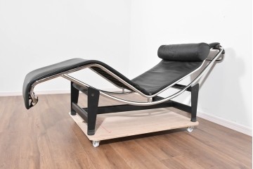 ヴィンテージ　美品　リプロダクト品　Le Corbusier(ル・コルビュジエ)デザイン　LC4　本革　スタイリッシュなデザインのシェーズロング　(R-085373)
