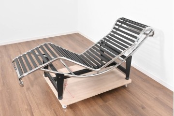 ヴィンテージ　美品　リプロダクト品　Le Corbusier(ル・コルビュジエ)デザイン　LC4　本革　スタイリッシュなデザインのシェーズロング　(R-085373)