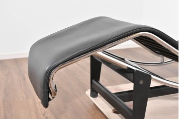 ヴィンテージ　美品　リプロダクト品　Le Corbusier(ル・コルビュジエ)デザイン　LC4　本革　スタイリッシュなデザインのシェーズロング　(R-085373)