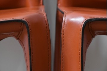 中古　Cassina(カッシーナ)　412 CAB(キャブ)　MARIO BELLINI(マリオ・ベリーニ)　端正なフォルムが魅力のアームレスチェア2脚　セット現行定価約60万円　(R-085377)