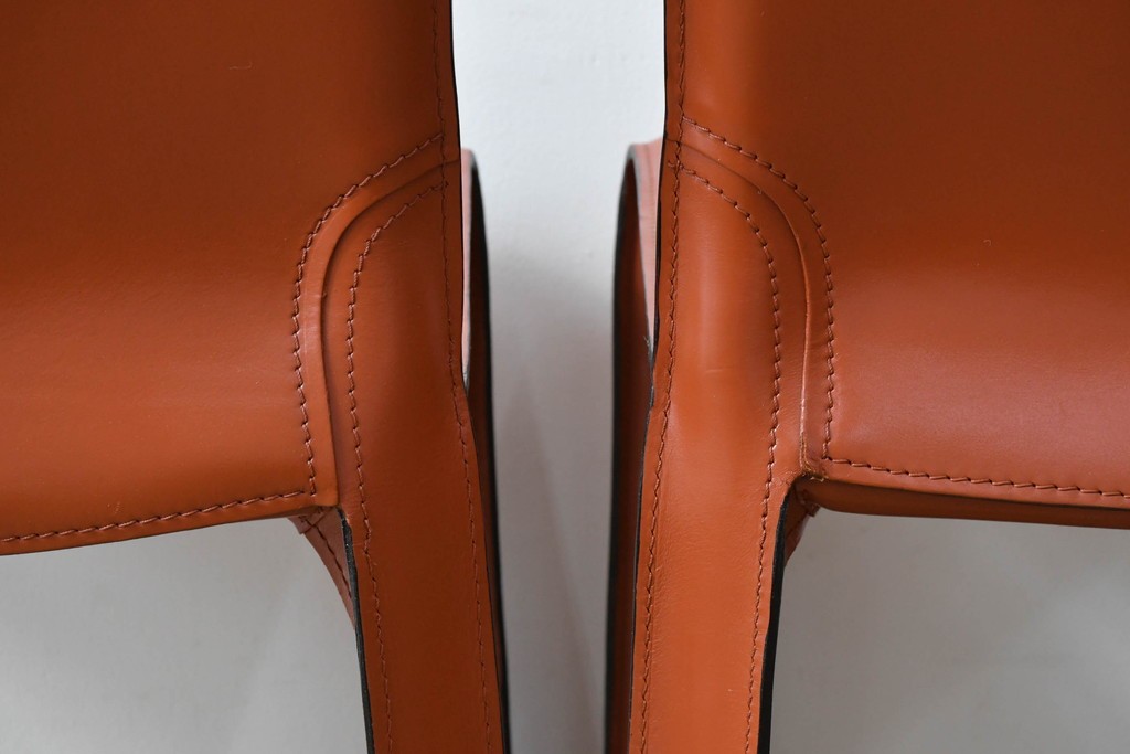 中古　Cassina(カッシーナ)　412 CAB(キャブ)　MARIO BELLINI(マリオ・ベリーニ)　端正なフォルムが魅力のアームレスチェア2脚　セット現行定価約60万円　(R-085377)