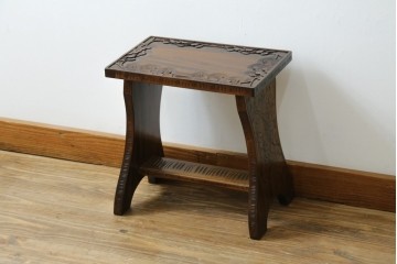 中古　美品　伝統工芸　軽井沢彫り　繊細な桜模様の彫刻が引き立つ上品なスツール　(R-085378)