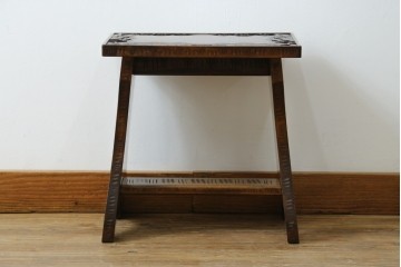 中古　美品　伝統工芸　軽井沢彫り　繊細な桜模様の彫刻が引き立つ上品なスツール　(R-085378)