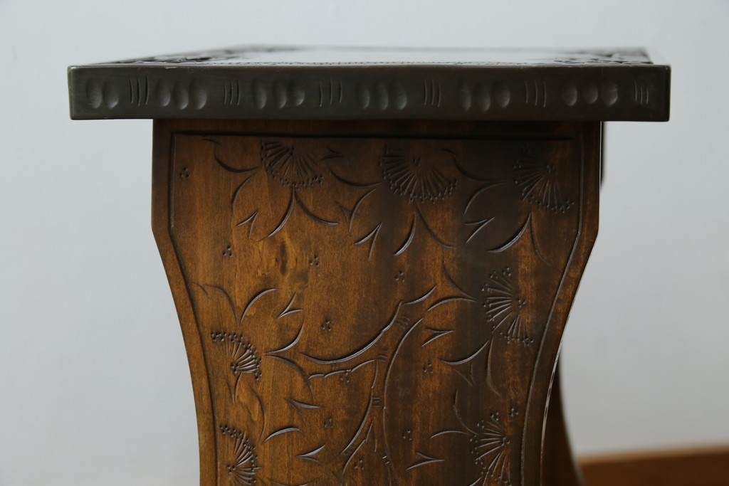 中古　美品　伝統工芸　軽井沢彫り　繊細な桜模様の彫刻が引き立つ上品なスツール　(R-085378)