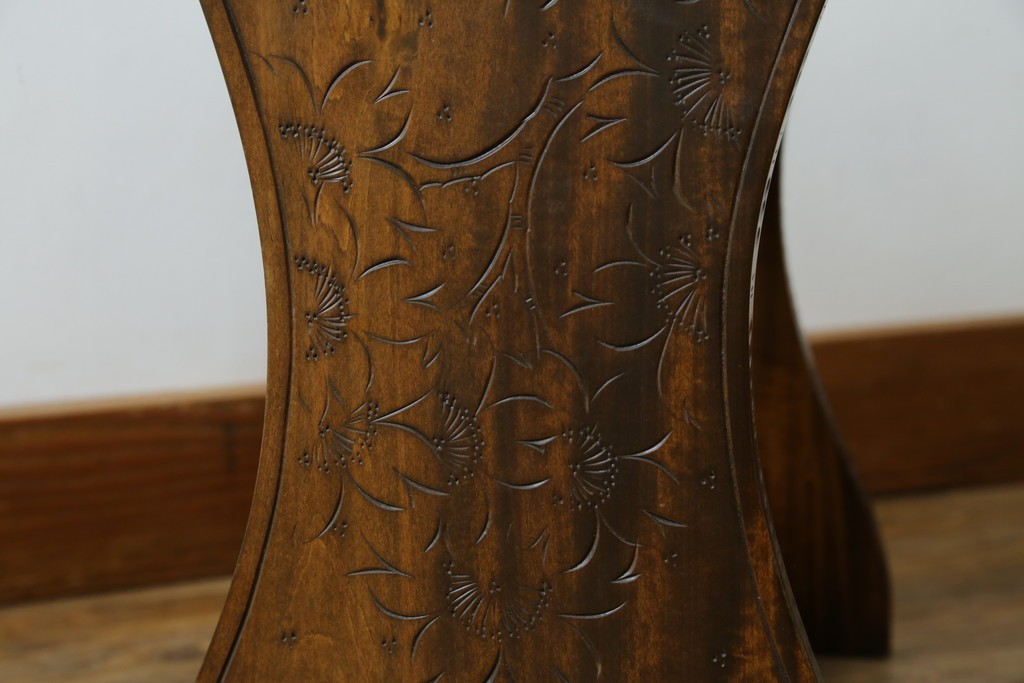 中古　美品　伝統工芸　軽井沢彫り　繊細な桜模様の彫刻が引き立つ上品なスツール　(R-085378)