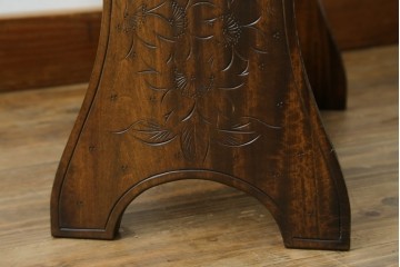 中古　美品　伝統工芸　軽井沢彫り　繊細な桜模様の彫刻が引き立つ上品なスツール　(R-085378)