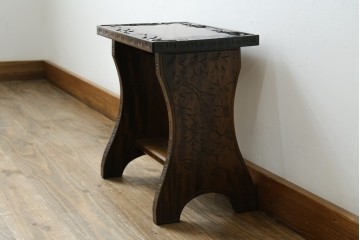 中古　美品　伝統工芸　軽井沢彫り　繊細な桜模様の彫刻が引き立つ上品なスツール　(R-085378)