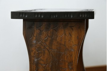 中古　美品　伝統工芸　軽井沢彫り　繊細な桜模様の彫刻が引き立つ上品なスツール　(R-085378)