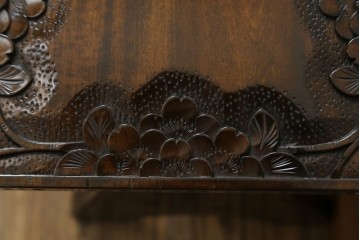 中古　美品　伝統工芸　軽井沢彫り　繊細な桜模様の彫刻が引き立つ上品なスツール　(R-085378)