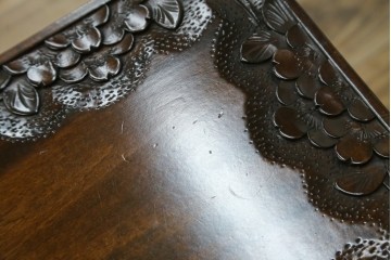 中古　美品　伝統工芸　軽井沢彫り　繊細な桜模様の彫刻が引き立つ上品なスツール　(R-085378)