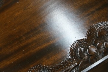 中古　美品　伝統工芸　軽井沢彫り　繊細な桜模様の彫刻が引き立つ上品なスツール　(R-085378)