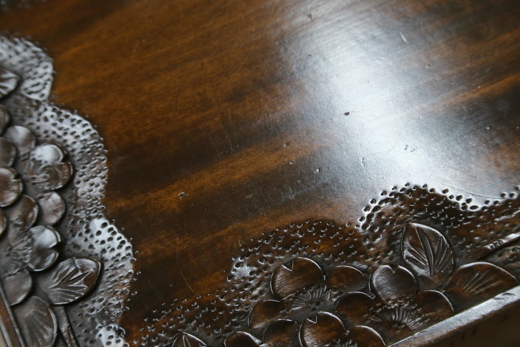 中古　美品　伝統工芸　軽井沢彫り　繊細な桜模様の彫刻が引き立つ上品なスツール　(R-085378)