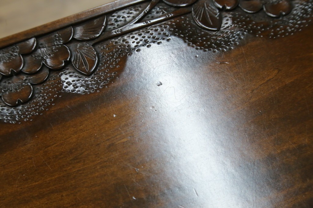 中古　美品　伝統工芸　軽井沢彫り　繊細な桜模様の彫刻が引き立つ上品なスツール　(R-085378)