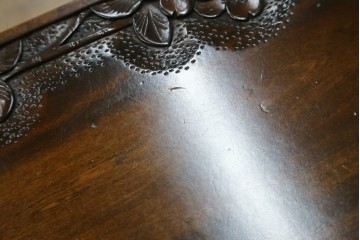 中古　美品　伝統工芸　軽井沢彫り　繊細な桜模様の彫刻が引き立つ上品なスツール　(R-085378)