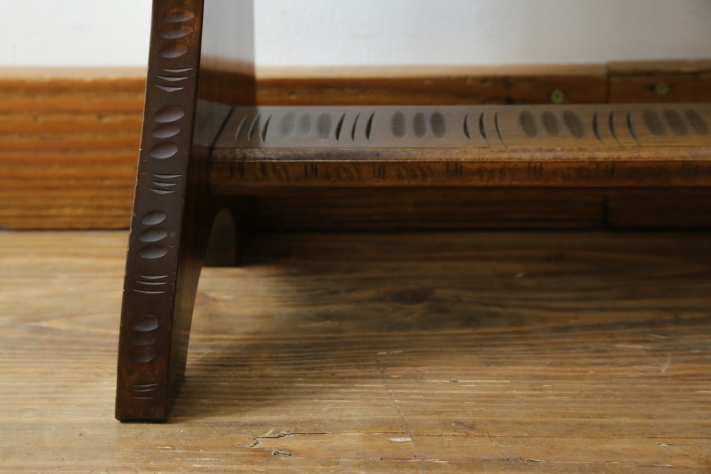 中古　美品　伝統工芸　軽井沢彫り　繊細な桜模様の彫刻が引き立つ上品なスツール　(R-085378)