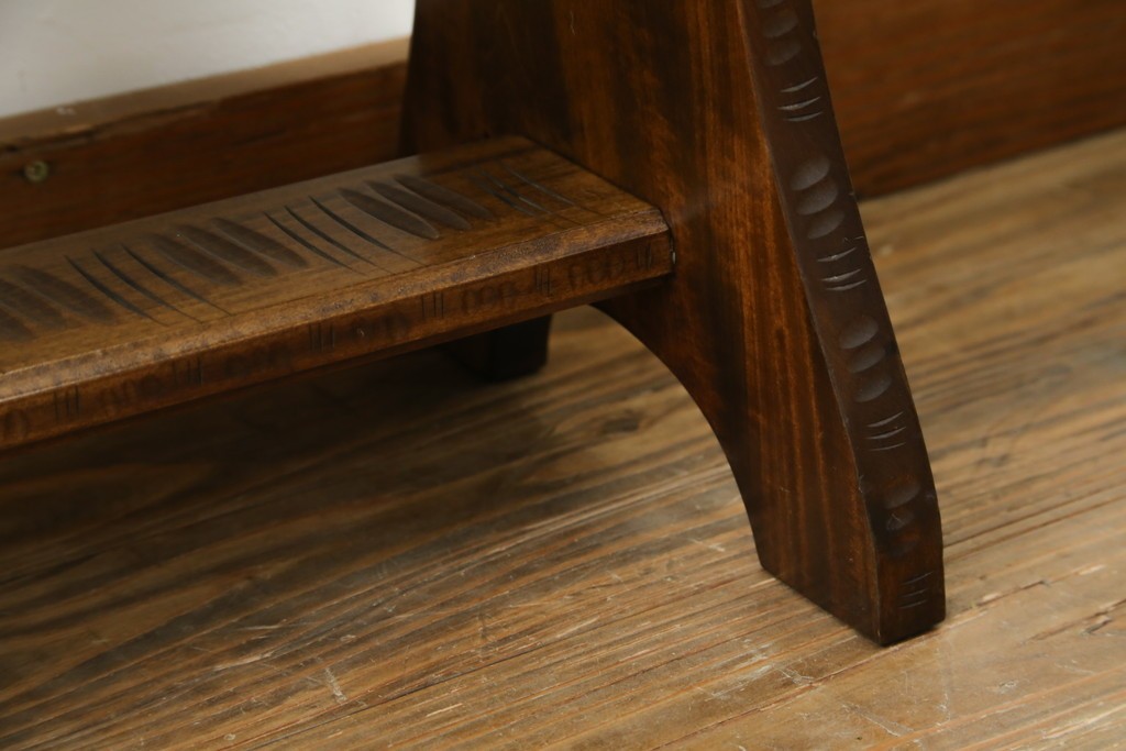 中古　美品　伝統工芸　軽井沢彫り　繊細な桜模様の彫刻が引き立つ上品なスツール　(R-085378)