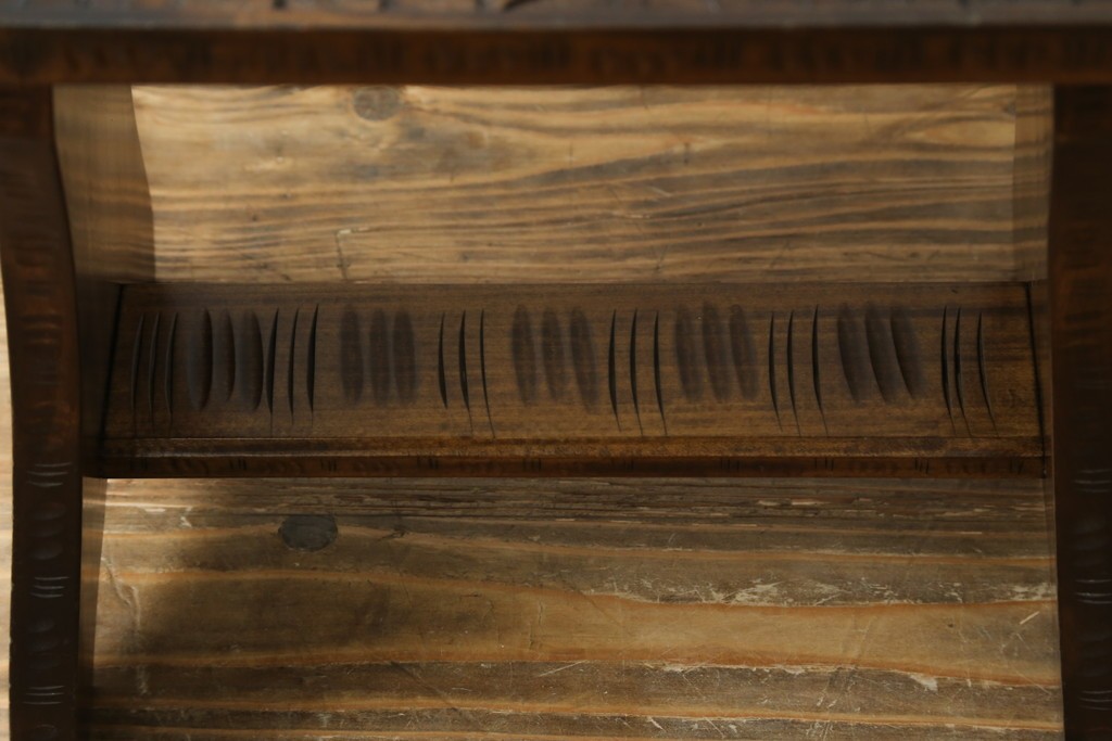 中古　美品　伝統工芸　軽井沢彫り　繊細な桜模様の彫刻が引き立つ上品なスツール　(R-085378)