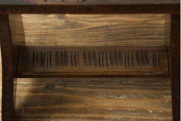 中古　美品　伝統工芸　軽井沢彫り　繊細な桜模様の彫刻が引き立つ上品なスツール　(R-085378)