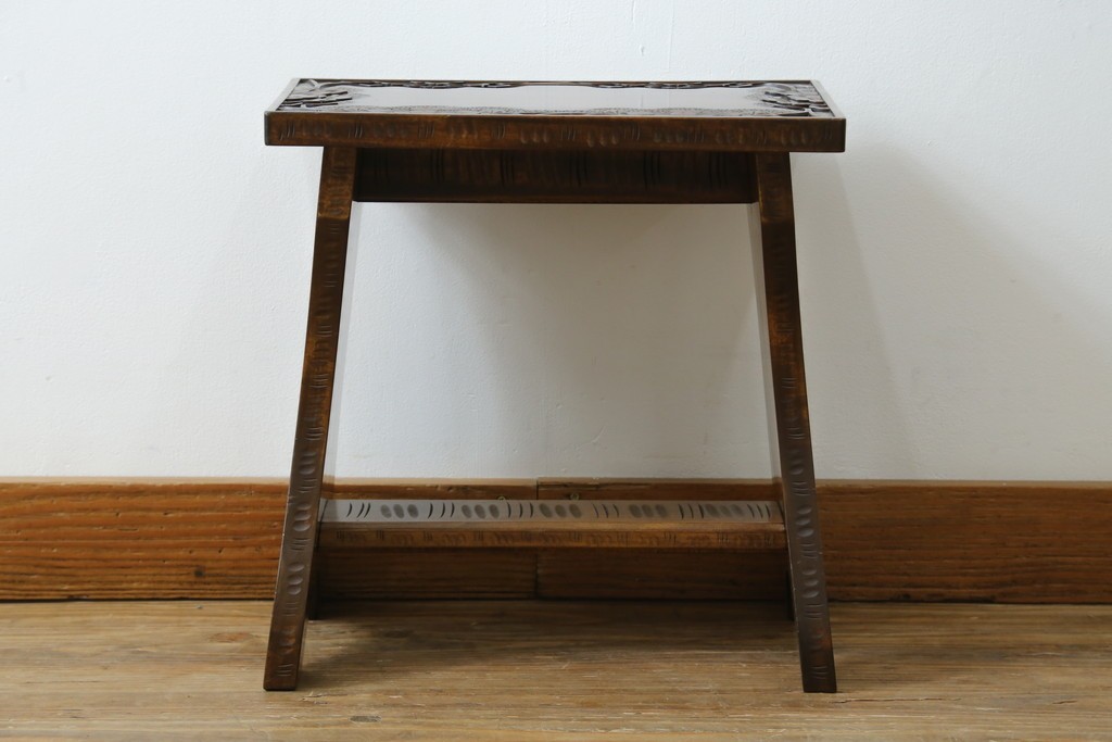 中古　美品　伝統工芸　軽井沢彫り　繊細な桜模様の彫刻が引き立つ上品なスツール　(R-085378)