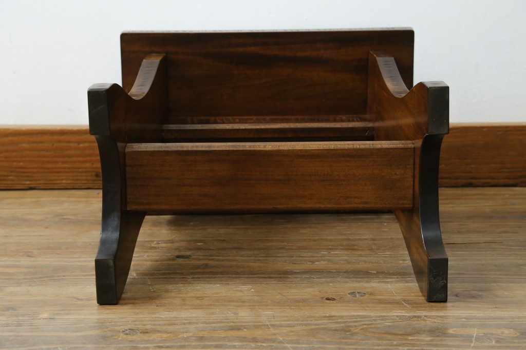 中古　美品　伝統工芸　軽井沢彫り　繊細な桜模様の彫刻が引き立つ上品なスツール　(R-085378)