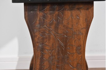 中古　美品　伝統工芸　軽井沢彫り　繊細な桜模様の彫刻が引き立つ上品なスツール　(R-085378)