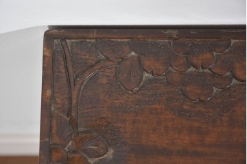 中古　美品　伝統工芸　軽井沢彫り　繊細な桜模様の彫刻が引き立つ上品なスツール　(R-085378)