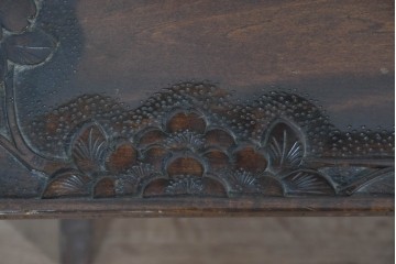 中古　美品　伝統工芸　軽井沢彫り　繊細な桜模様の彫刻が引き立つ上品なスツール　(R-085378)