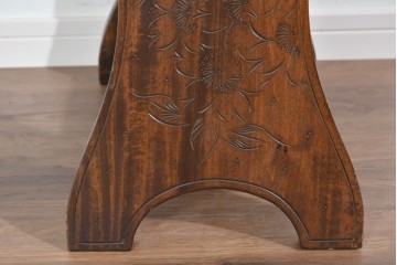 中古　美品　伝統工芸　軽井沢彫り　繊細な桜模様の彫刻が引き立つ上品なスツール　(R-085378)